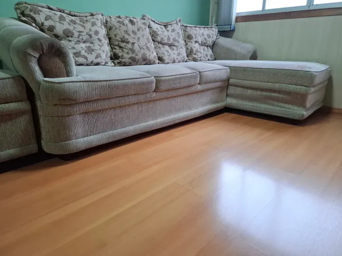 Vende-se Sofá 4 Lugares c/ Chaise Long C/ Puff