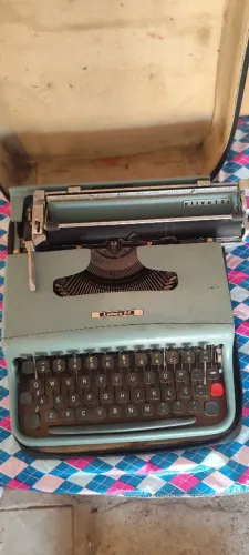 Máquina de escrever Olivetti letera 22