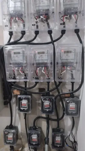 Eletricista predial de baixa tensão.