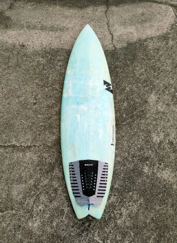 Prancha 5'10" / 27 L. Epóxi 