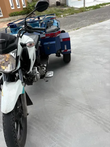 Triciclo para entrega de gás e água.