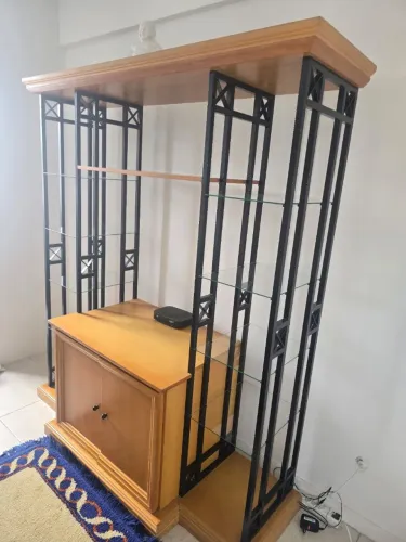 Estante com patreleira de vidro