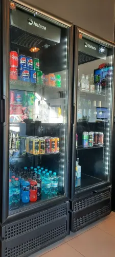 Expositor de bebidas Imbera, cervejeira e refrigerante.