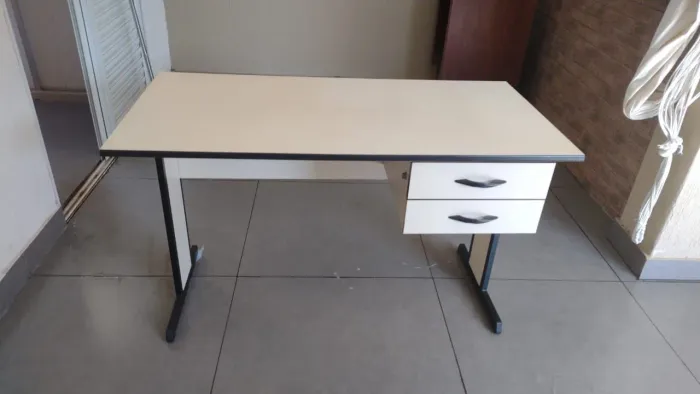Mesa de escritório em perfeito estado