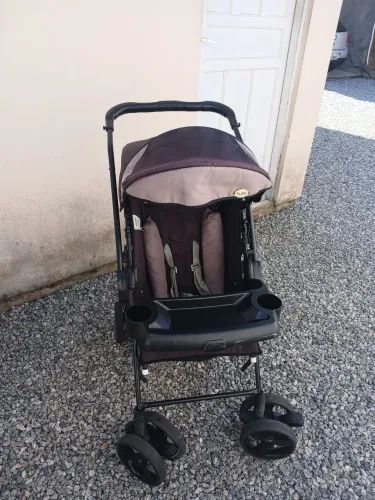 Carrinho de bebê de deitar e sentar a criança por 200 reais,tudo certinho