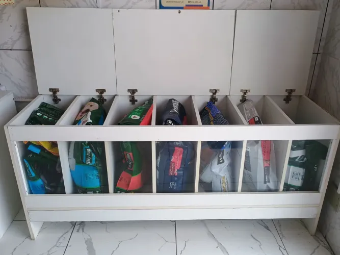 Vendo dispenser de ração em MDF, 7 lugares
