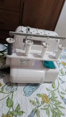 Máquina De Costura Elgin Overlock 2000 Portátil Branca 127v