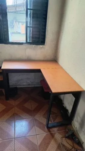 Mesa de escritório em ótima condições madeira pura