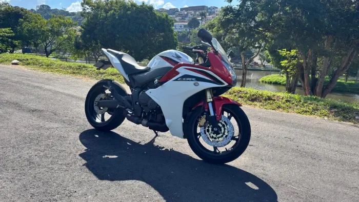 Moto impecável e baixíssima quilometragem