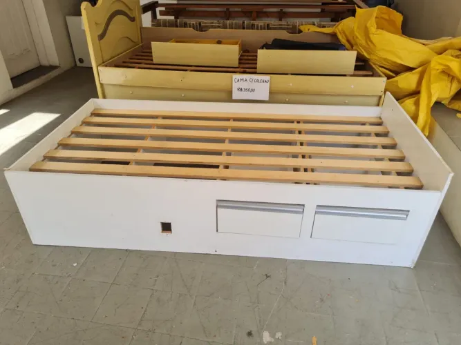 Cama branca de solteiro