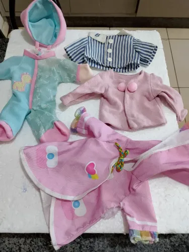 Lote de roupas para bonecas