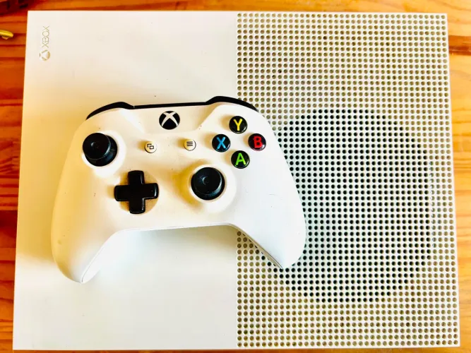 Xbox one S - 3 Jogos 