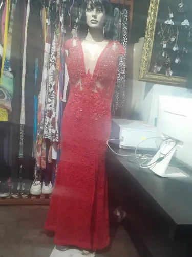 Lindo vestido renda com pedraria