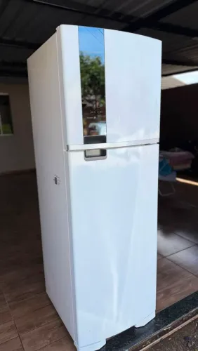 Vendo geladeira 405 litros semi nova valor 1,900 parcelo no cartão WhatsApp *