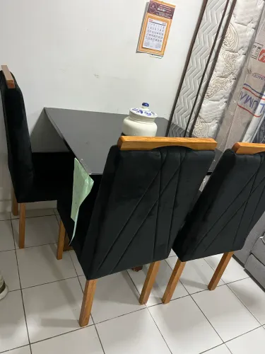 Mesa tampo de vidro e madeira.90x90