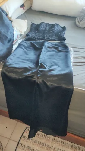 Vestido de festa preto com bolsa de ombro 