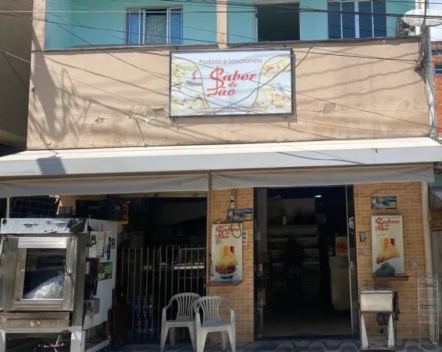 Prédio com ponto comercial e 2 apartamentos