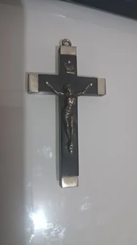 Pingente Crucifixo religioso antigo francês inscrição "S. DES BUISSONRETS".<br>9 cm