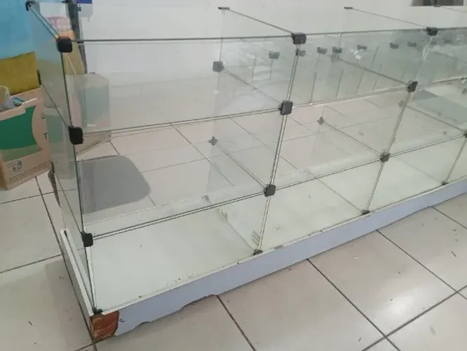 balcão expositor de vidro modulado em "L"