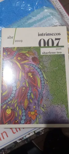 Livro coleção Intrínseca