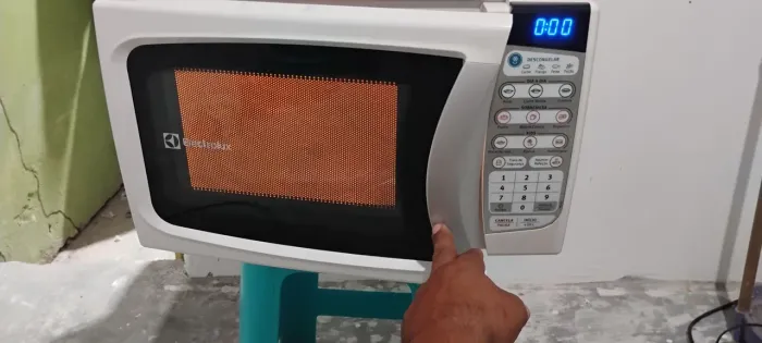 Microondas Eletrolux 20 litros em perfeito estado sem novo
