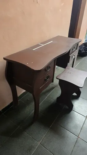PENTEADEIRA COM BANQUINHO