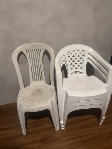 Mesa e cadeira de plástico