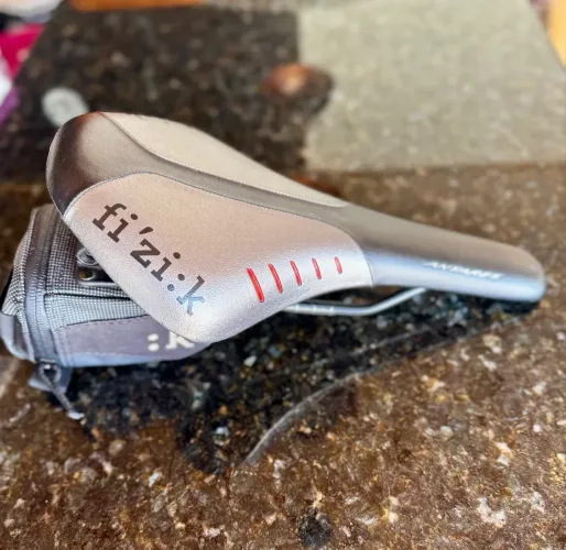 Selim Fizik Antares R5 + Bolsa de Selim Original