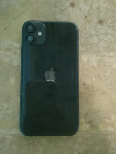 Vendo iPhone 11 com a parte de trás trincada mas é pouco coisa