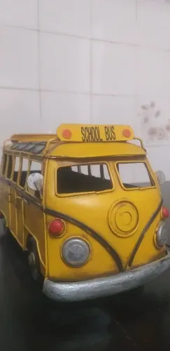 Miniatura de Kombi Retrô amarela  decorativo estilo ônibus escolar.