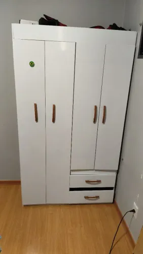 Guarda-roupa 4 portas e duas gavetas