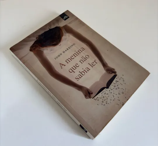 Livro A Menina que não sabia ler - John Harding