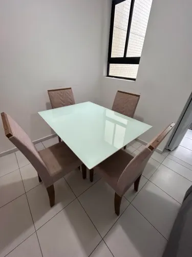 Mesa de Jantar com 4 Cadeiras Estofadas - Preço de Desapego