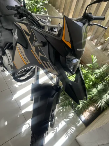 Vendo xre 300 , segundo dono , moto nova , numa caiu , com as marcações da Honda ainda