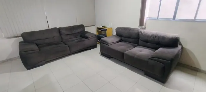 Jogo de sofá 3 e 4 lugares em suede marrom