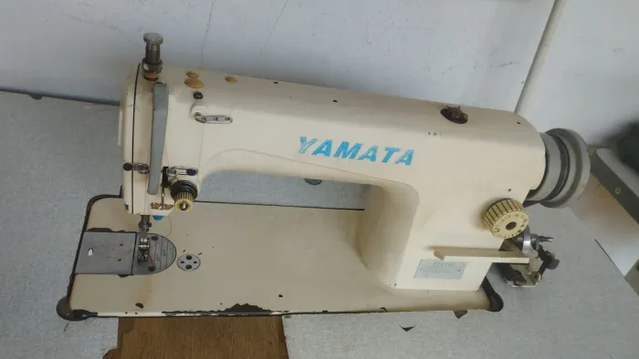 Máquina de costura reta