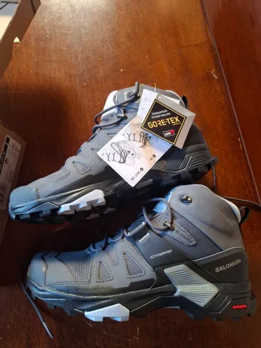 Bota Salomon trekking