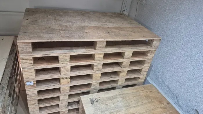 Paletes resistentes compensado, medida 135mt por 0.90cm, 30.00 reais, entrego com taxa.