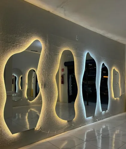 Espelho orgânico decorativo e funcional