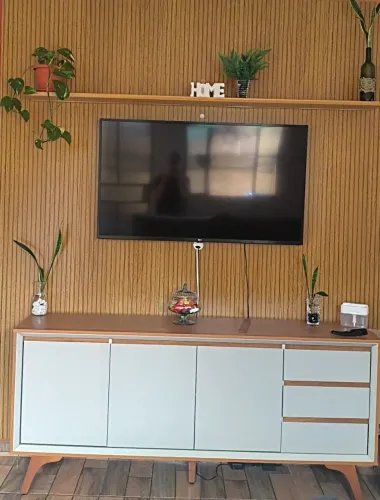 PAINEL RIPADO MDF + APARADOR MADEIRA MACIÇA