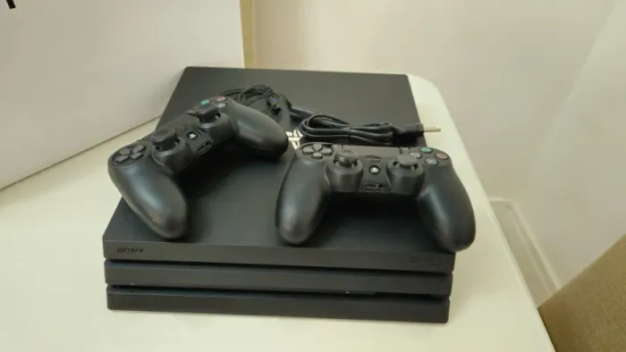 Playstation 4 Pro 1TB com 2 controles