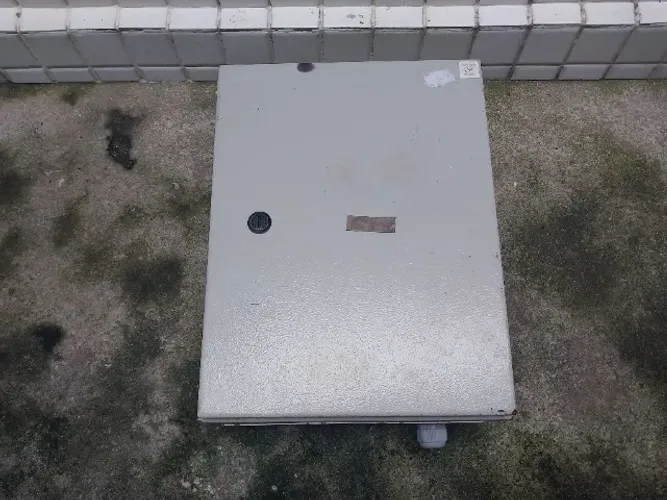 Quadro elétrico metálico
