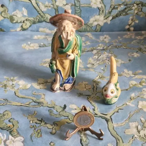 Duas estatuetas vintages de cerâmica esmaltada. Pescador 13 cm de altura e peixe 4cm