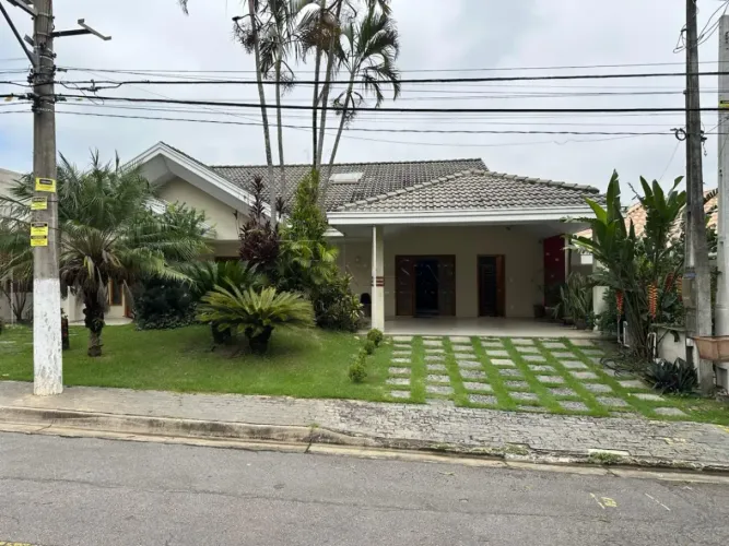 Casa à venda 4 dormitórios 2 suítes Vista Verde São José dos Campos ampla área externa com