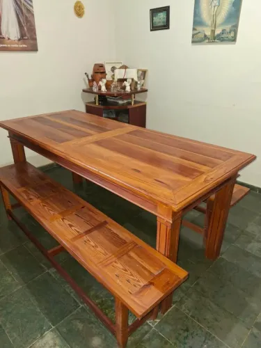 Mesa de Madeira Maciça com 2 bancos