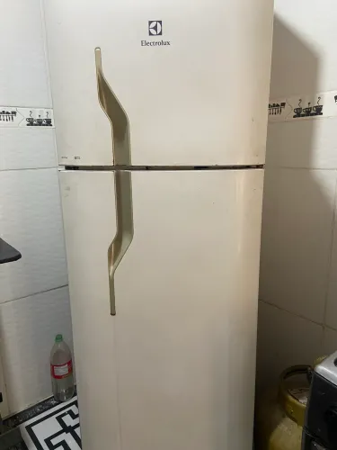 Geladeira com defeito/vazamento