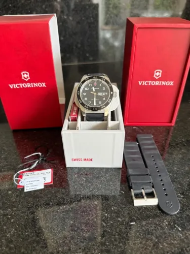 Relógio Victorinox Swiss Army Masculino Couro Preto 242041