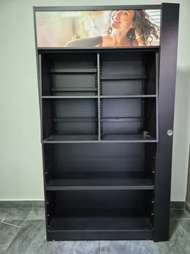 1 Estante com parte de cima iluminada
