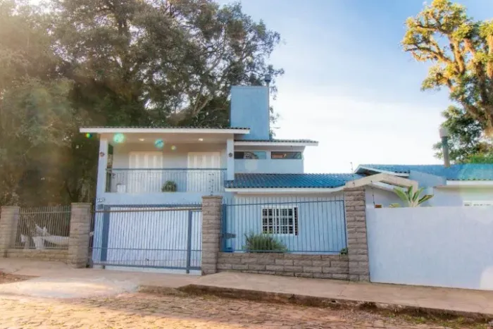 EXCELENTE RESIDENCIA SEMI MOBILIADA EM PASSO FUNDO