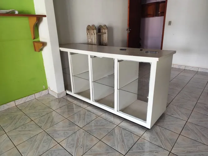Balcao e armário com comeias